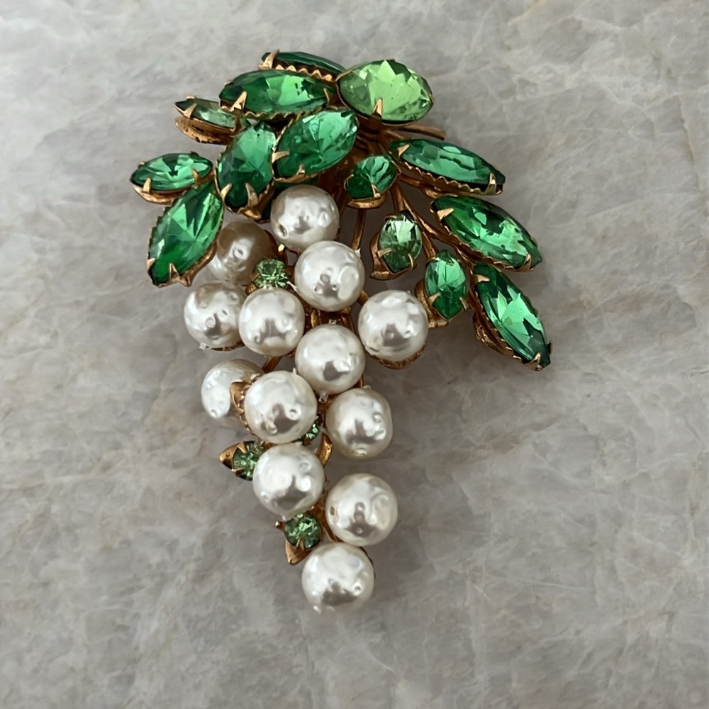 Grape pin made with pearls and green stones